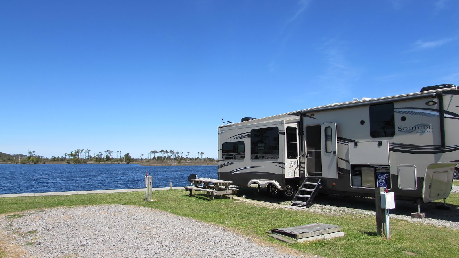 Refuge-Camper-over-Water